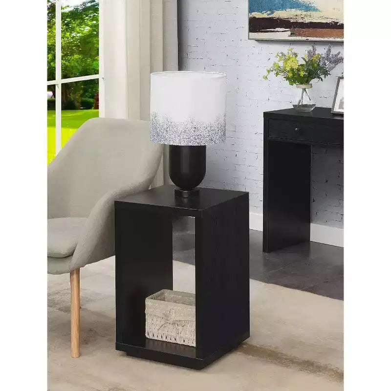 Tavolino con ripiano — Ampio piano, ripiano inferiore, elegante finitura venatura legno nera