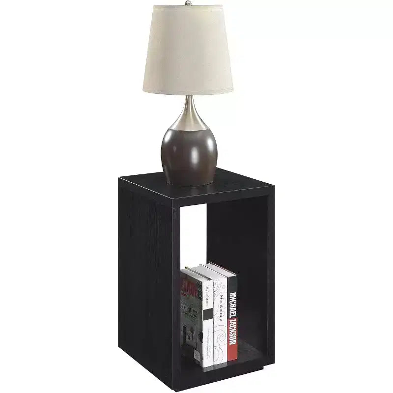 Tavolino con ripiano — Ampio piano, ripiano inferiore, elegante finitura venatura legno nera