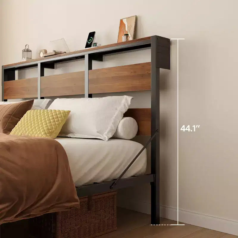 Struttura letto matrimoniale con LED, Letto a piattaforma in metallo con testiera portaoggetti e stazione di ricarica, Rete a doghe con telaio resistente, Noce