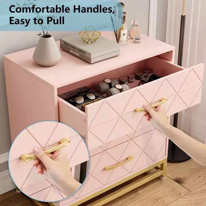 Cassettiera a tre cassetti con maniglie dorate