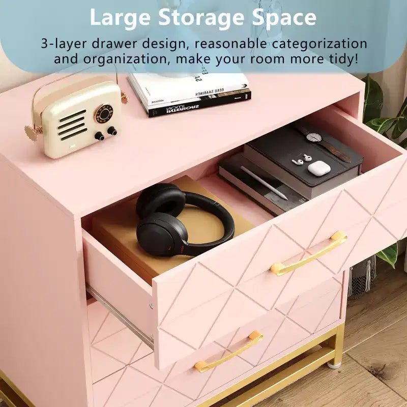 Cassettiera a tre cassetti con maniglie dorate