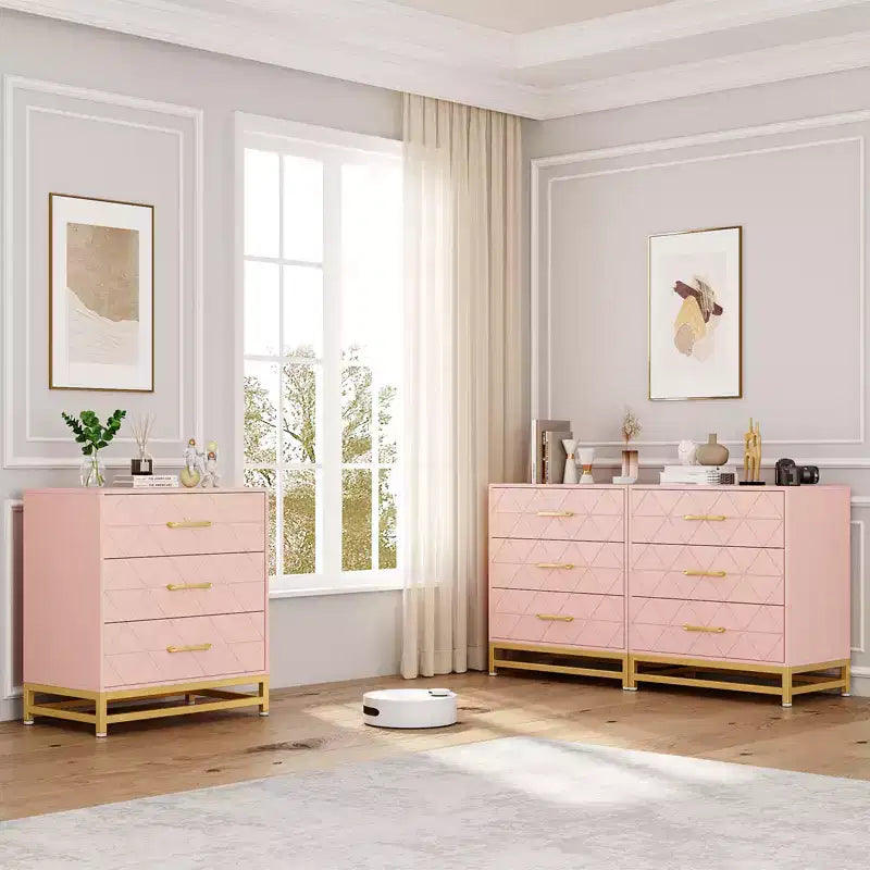 Cassettiera a tre cassetti con maniglie dorate