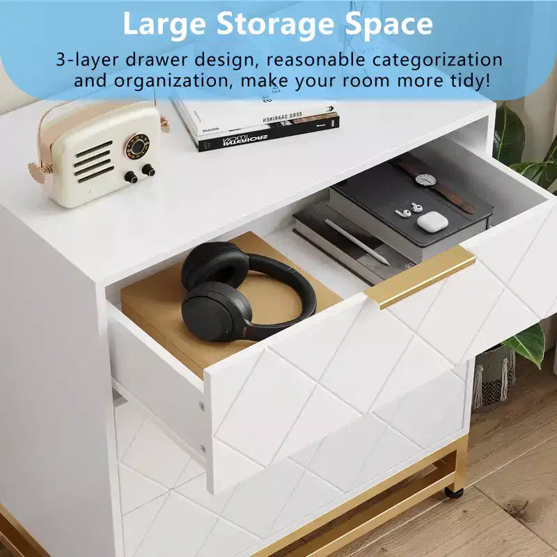Cassettiera a tre cassetti con maniglie dorate