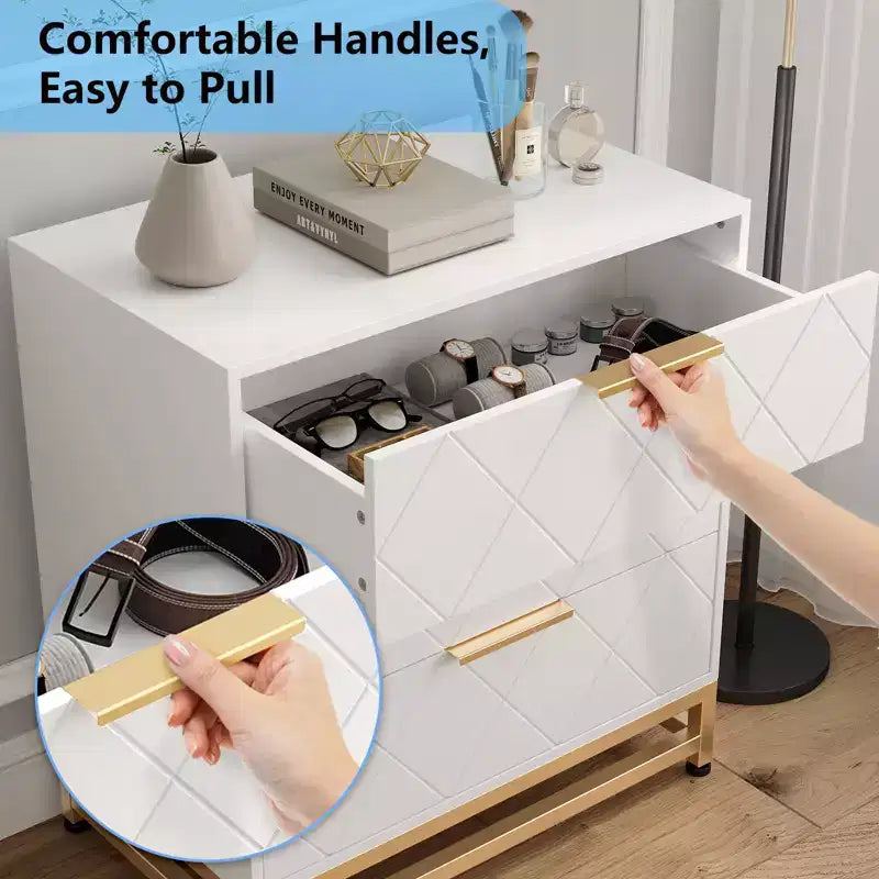 Cassettiera a tre cassetti con maniglie dorate