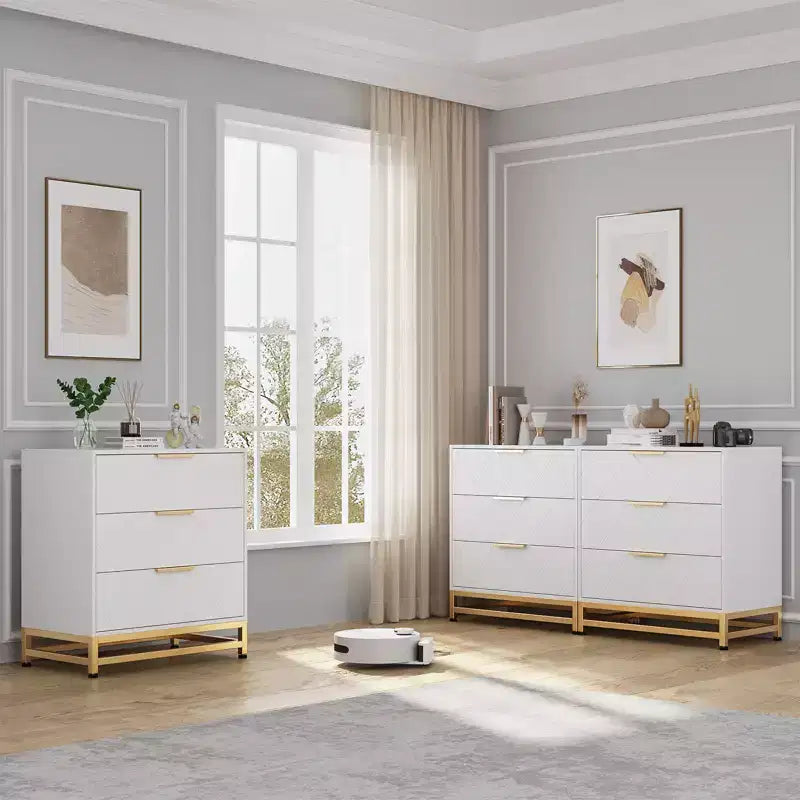 Cassettiera a tre cassetti con maniglie dorate