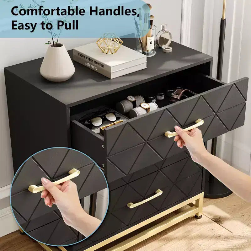 Cassettiera a tre cassetti con maniglie dorate