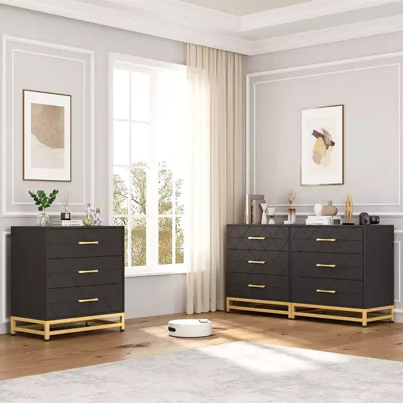 Cassettiera a tre cassetti con maniglie dorate