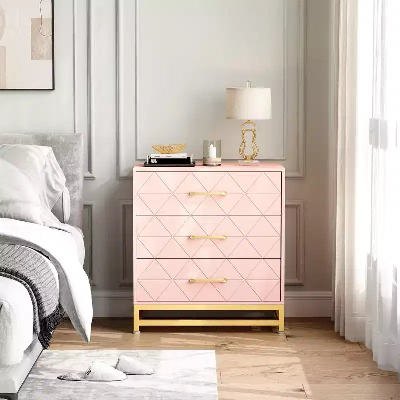 Cassettiera a tre cassetti con maniglie dorate