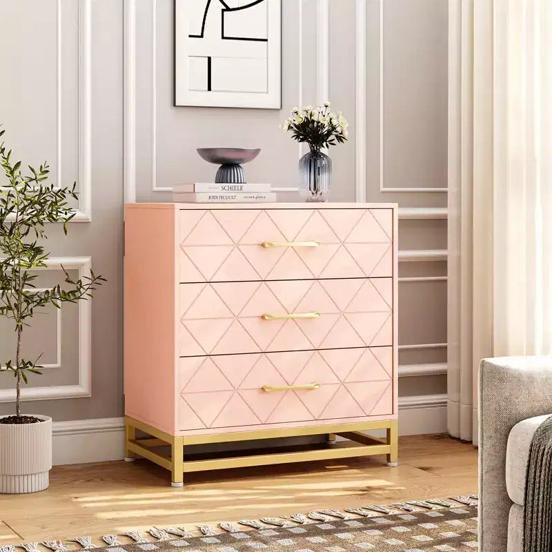 Cassettiera a tre cassetti con maniglie dorate