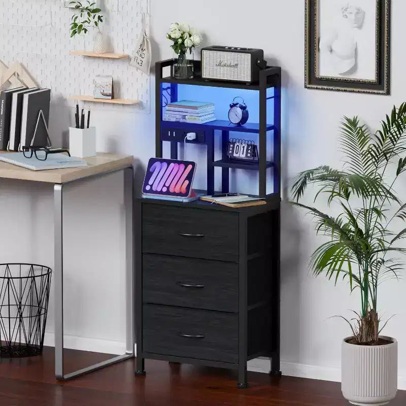 Comodino alto 115 cm con stazione di ricarica USB e luce, Comodino libreria con 3 cassetti in tessuto per camera da letto piccola e dormitorio, Finitura nera