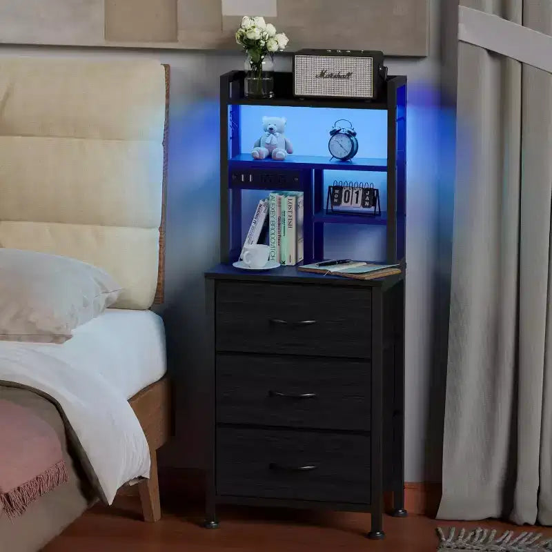 Comodino alto 115 cm con stazione di ricarica USB e luce, Comodino libreria con 3 cassetti in tessuto per camera da letto piccola e dormitorio, Finitura nera
