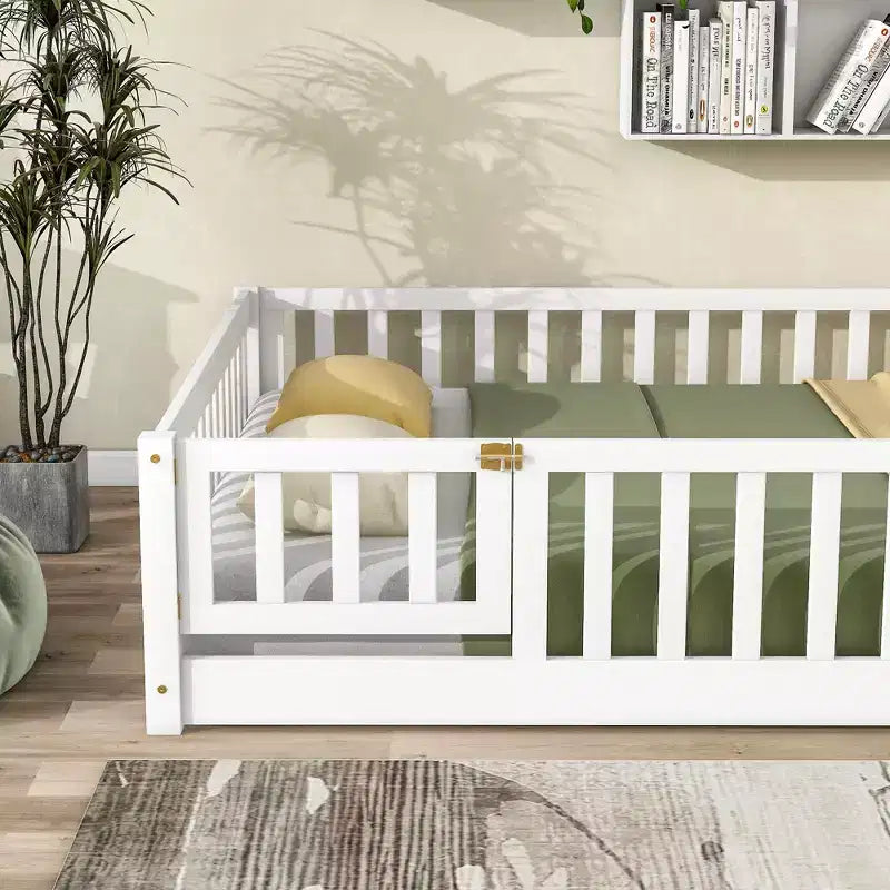 Letto completo a pavimento con recinzione e porta, struttura letto a piattaforma per bambini in legno massello