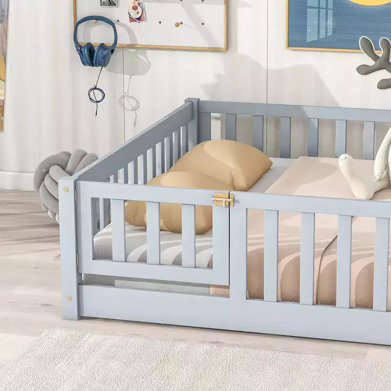 Letto completo a pavimento con recinzione e porta, struttura letto a piattaforma per bambini in legno massello