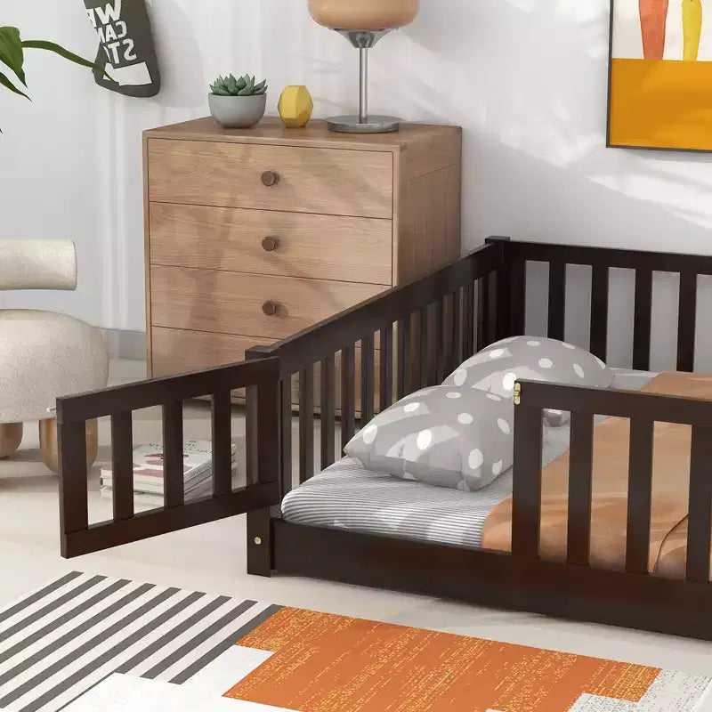 Letto completo a pavimento con recinzione e porta, struttura letto a piattaforma per bambini in legno massello