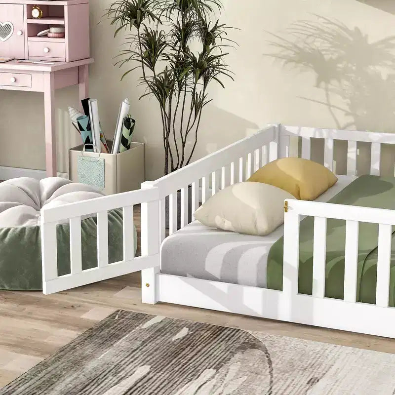 Letto completo a pavimento con recinzione e porta, struttura letto a piattaforma per bambini in legno massello