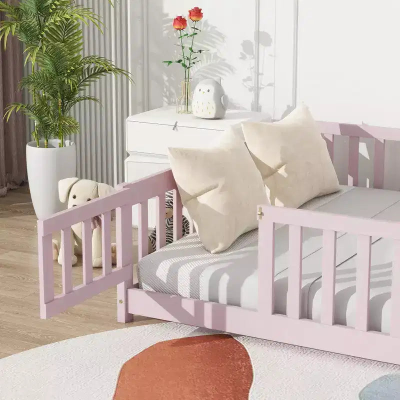 Letto completo a pavimento con recinzione e porta, struttura letto a piattaforma per bambini in legno massello