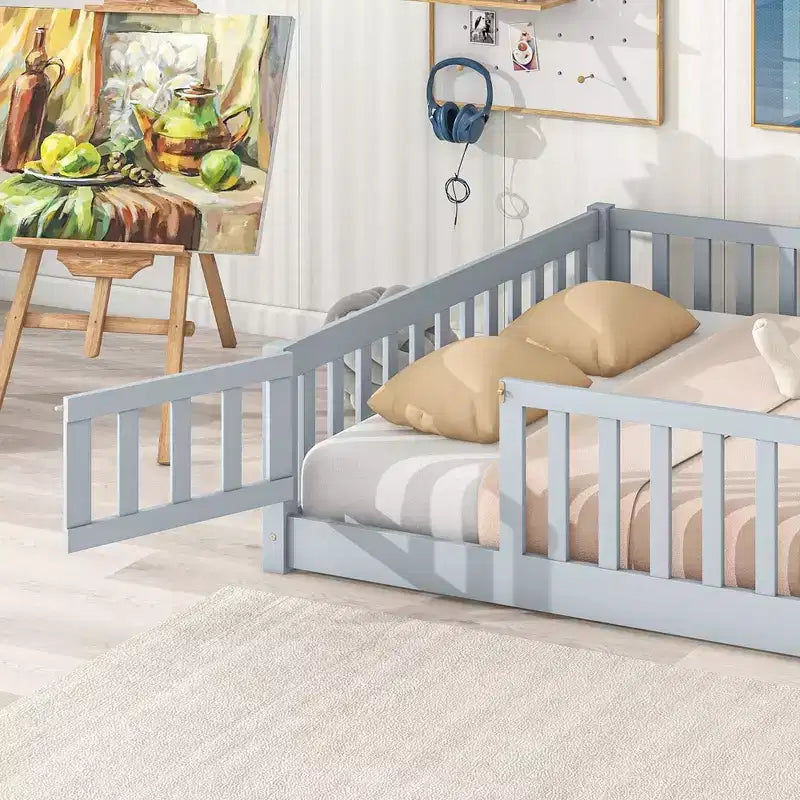 Letto completo a pavimento con recinzione e porta, struttura letto a piattaforma per bambini in legno massello