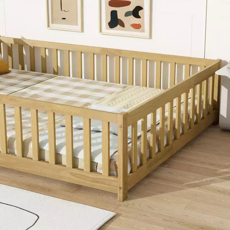 Letto completo a pavimento con recinzione e porta, struttura letto a piattaforma per bambini in legno massello