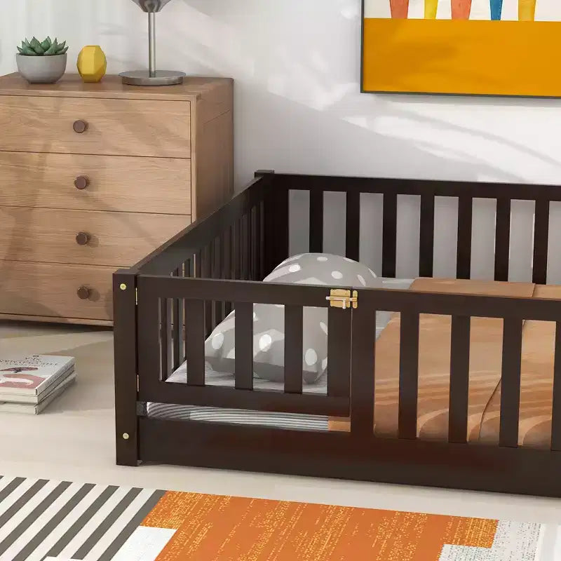 Letto completo a pavimento con recinzione e porta, struttura letto a piattaforma per bambini in legno massello