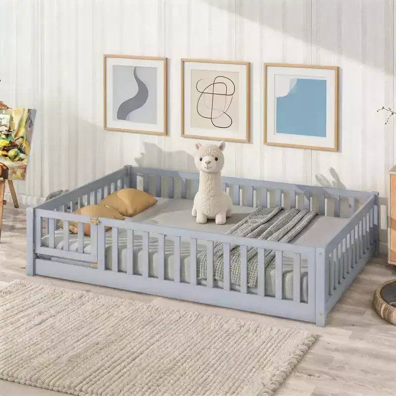 Letto completo a pavimento con recinzione e porta, struttura letto a piattaforma per bambini in legno massello