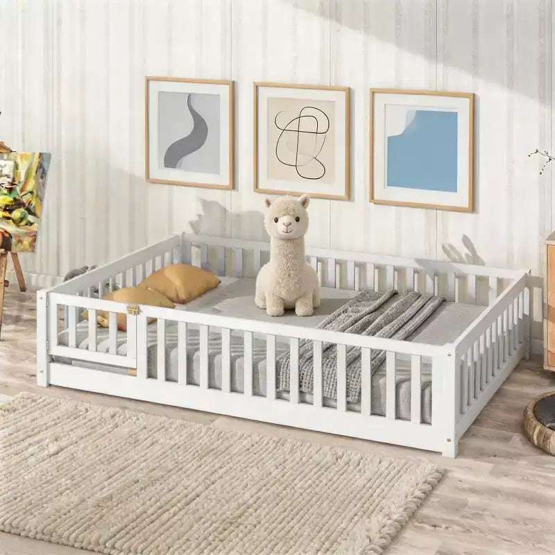 Letto completo a pavimento con recinzione e porta, struttura letto a piattaforma per bambini in legno massello