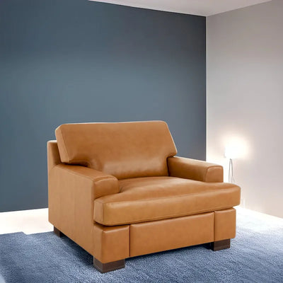 Poltrona decorativa in vera pelle con comfort lussuoso, imbottitura in piuma d'oca, design con braccioli squadrati e robuste gambe a blocco